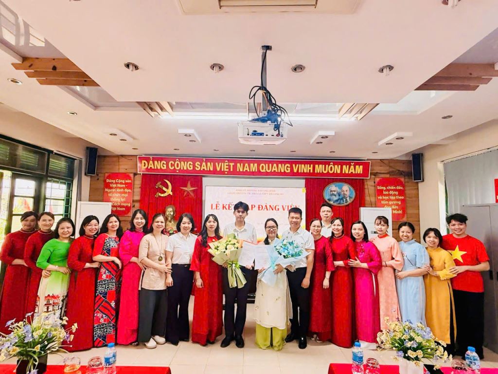 LỄ KẾT NẠP ĐẢNG VIÊN MỚI CHO HỌC SINH ƯU TÚ TẠI CHI BỘ TRƯỜNG TH, THCS VÀ THPT KHƯƠNG HẠ 