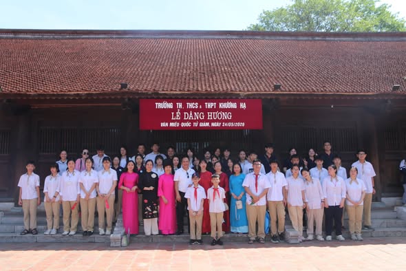THẦY VÀ TRÒ NHÀ TRƯỜNG THÀNH KÍNH DÂNG HƯƠNG TẠI VĂN MIẾU - QUỐC TỬ GIÁM